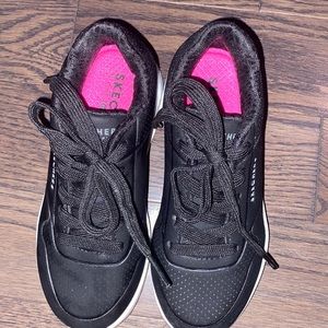 Gently used sneaker 11T in Black and white